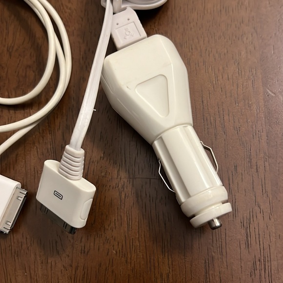 Apple 30-pin dock connector iphone chargers, 1 USB charger and 1 car charger - Picture 2 of 4
